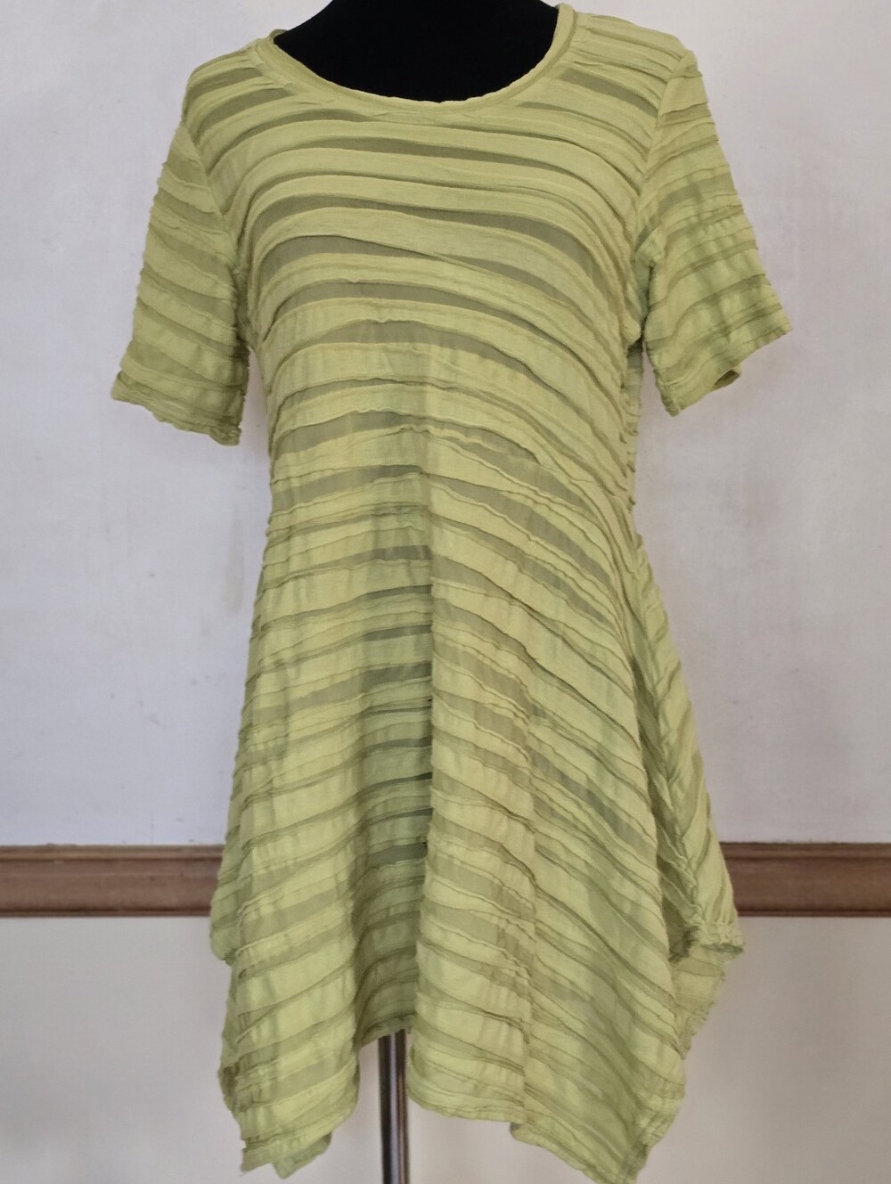 Beautiful Cut Loose Short Sleeve Crinkle Puckered Tunic Top Medium
